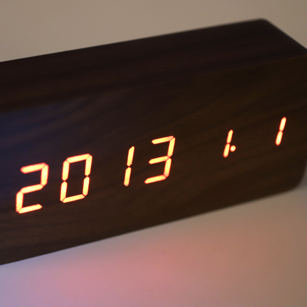 Настольные часы Led Woden Clock (VST-862-1) Бежевые с красной подсветкой