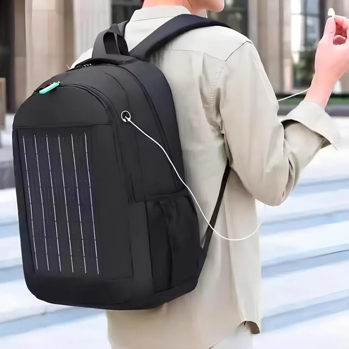 Рюкзак SolarBag со встроенной солнечной батареей 10W и USB выходом для зарядки устройств